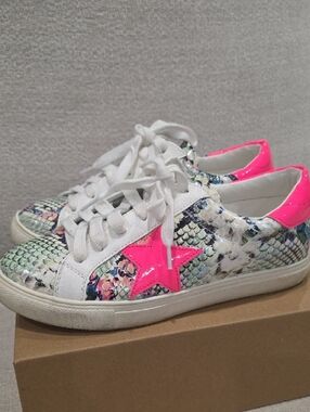 Nature Breeze White Multi Snake-Print Sneakers with Hot Pink Star